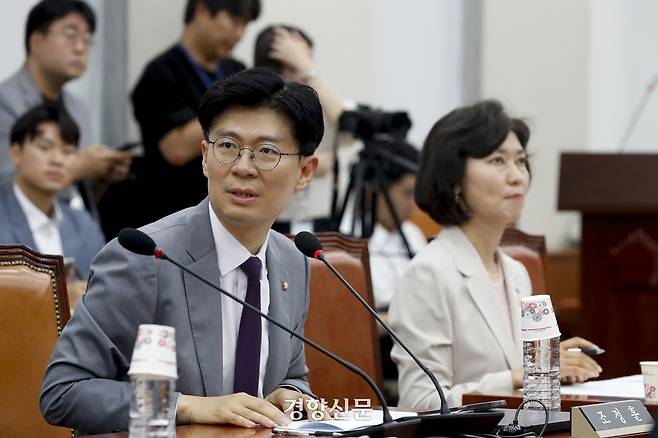 조정훈 국민의힘 의원(왼쪽). 문재원 기자