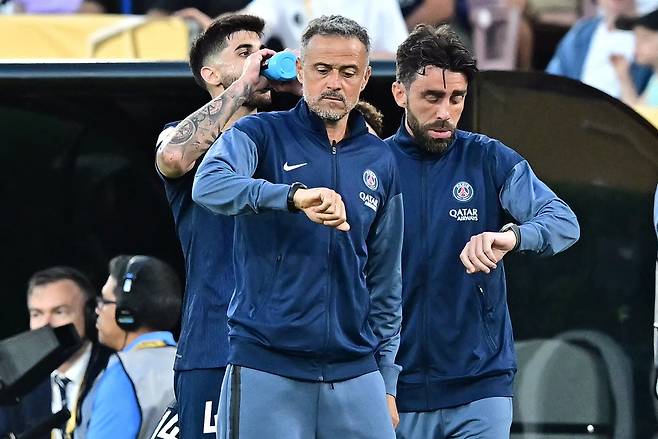 시계를 보는 루이스 엔리케 파리 생제르맹 감독. 패서디나 | AFP연합뉴스