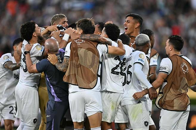 파리 생제르맹을 꺾고 기뻐하는 보타포구 선수들. 패서디나 | AFP연합뉴스