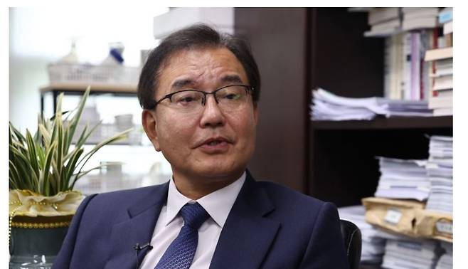 순직 해병 수사 방해 의혹 사건을 수사할 이명현 특별검사가 지난 13일 서울 서초동 사무실에서 취재진과 인터뷰를 하고 있다. 연합뉴스