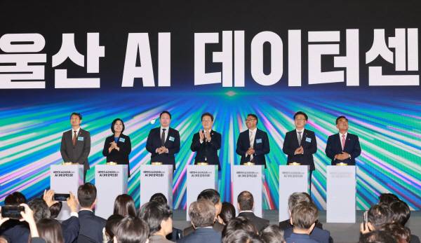 이재명 대통령이 20일 울산전시컨벤션센터에서 열린 울산 인공지능(AI) 데이터 센터 출범식에서 참석자들과 함께 기념 세리머니에 참여하고 있다.    왼쪽부터 안덕근 산업통상자원부 장관, 최민희 국회 과학기술정보방송통신위원장, 최태원 SK그룹 회장, 이 대통령, 아마존웹서비스(AWS) 프라사드 칼야나라만 인프라 총괄 대표, 유상임 과학기술정보통신부 장관, 김두겸 울산광역시장.  2025.6.20 [대통령실통신사진기자단]