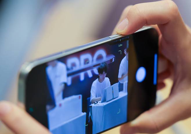 A person tests the camera of the iPhone 16 Pro on the day of the phone's launch in Korea on Sept. 20, 2024, in Gangnam District, southern Seoul. [YONHAP]