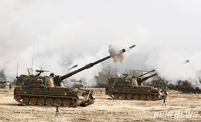 지난해 4월17일 강원도 철원군 문혜리사격장에서 열린 ‘수도군단 합동 포탄사격훈련’에서 수도포병 여단 K-9 자주포가 실사격 훈련을 하고 있다. 박효상 기자&nbsp;