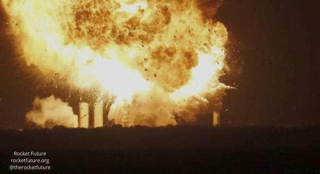 지난 18일 미국 텍사스 발사대 지상에서 엔진 점화 시험 중 폭발한 스타십. AP연합뉴스&nbsp;