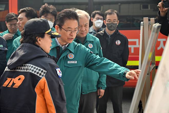이철우 지사가 산불현장을 점검하고 있다. 자료사진=경북도 제공