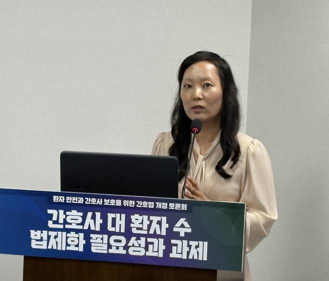 배성희 이화여대 간호대학 교수는 19일 ‘환자 안전과 간호사 보호를 위한 간호법 개정’ 국회 토론회에서 간호사 인력 기준 관련 국내외 동향에 대해 발표했다. 박선혜 기자