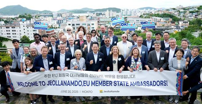 20일 목포에서 열린 ‘주한 EU 대사단 간담회’를 마친 뒤 김영록 전남도지사와 EU 대사단이 기념촬영을 하고 있다. /전남도