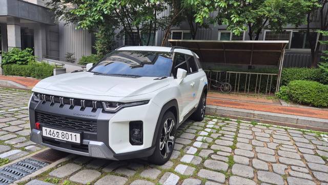 KGM의 브랜드 첫 하이브리드차인 ‘토레스 하이브리드’의 외관. 펜더는 근육질 남성의 어깨처럼 부풀어 있다. 전면부 그릴에 짧은 세로 라인 6개가 기둥처럼 뻗어 있다. 국자 모양의 주간주행등은 길 잃은 여행자의 길라잡이 역할을 하는 북두칠성에서 영감을 얻었다고 한다.