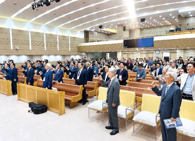 세계성시화 전북대회 참가자들이 19일 전북 군산 남군산교회 예배당에서 “전 교회가 전 복음을 전 시민에게. 행복한 시민, 건강한 가정, 깨끗한 시민” 구호를 외치고 있다.