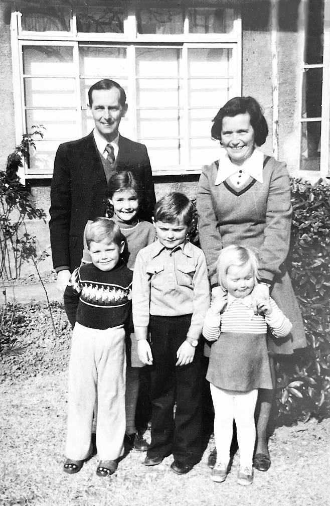 1976년 경남 창원의 가포동 사택에서 패티슨 박사가 아내와 자녀들과 함께한 모습. 네 자녀 모두 한국에서 태어났다. 좋은씨앗 제공