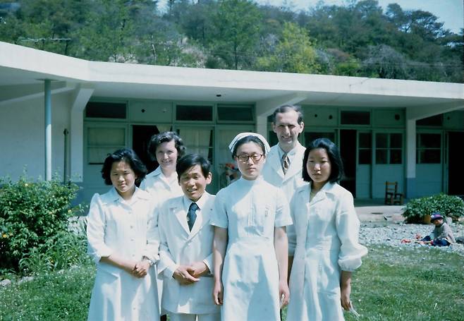 1979년 패티슨 박사 부부와 병원 직원들이 국립마산결핵요양소 앞에서 찍은 단체 사진. 좋은씨앗 제공