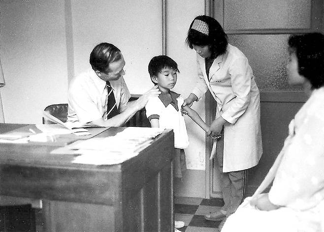1977년쯤 국립마산결핵요양소에서 외래 진료 중인 패티슨 박사. 좋은씨앗 제공