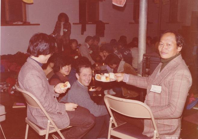 1980년 2월 기독 의·치·한의대생 모임인 한국누가회의 첫 수련회 강사로 나선 패티슨(가운데) 박사. 좋은씨앗 제공