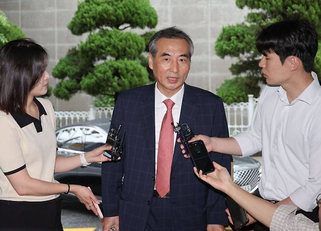 윤석열 전 대통령 부인 김건희 여사 관련 의혹을 수사하는 민중기 특별검사가 20일 서울 서초구 서초동에 마련된 임시 사무실로 출근하며 기자들 질문을 받고 있다. 연합뉴스