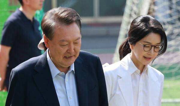 윤석열 전 대통령과 김건희 여사가 제21대 대통령 선거일인 지난 3일 서울 서초구 원명초등학교에 마련된 서초4동 제3투표소에 도착하고 있다. 연합뉴스