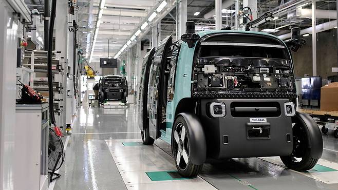 아마존 죽스 로보택시가 미국 캘리포니아주 헤이워드 지역에 위치한 약 2만㎡ 규모 공장에서 조립되고 있다. [AP = 연합뉴스]