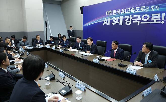 이재명 대통령이 20일 울산전시컨벤션센터에서 열린 인공지능(AI) 글로벌 협력 기업 간담회를 주재하고 있다. [사진 출처 = 연합뉴스]