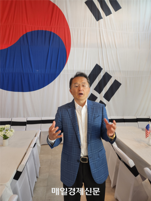 김한일 샌프란시스코&베이에이리어 한인회장이 19일(현지시간) 한인회관에서 인터뷰를 하고 있다. <이덕주 기자>