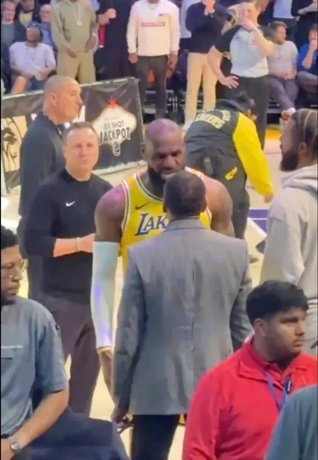 NBA 유명 독설가로 알려진 스티븐 A. 스미스가 최근 또 한 번 르브론 제임스를 언급했다. 두 사람은 2024-25시즌 한 번 충돌했다. 르브론의 아들 브로니 제임스 문제로 두 사람의 관계는 최악으로 이어졌다. 사진=X