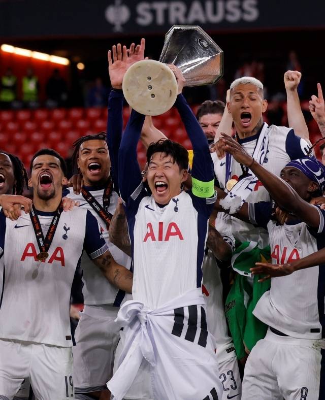 토트넘 홋스퍼는 2024-25시즌 유럽축구연맹(UEFA) 유로파리그(UEL) 정상에 올랐다. 손흥민의 프로 첫 우승컵이다. 사진=REUTERS=연합뉴스
