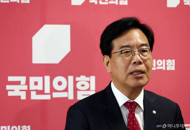 [서울=뉴시스] 고승민 기자 = 송언석 국민의힘 원내대표가 18일 서울 여의도 국회에서 백브리핑을 하고 있다. 2025.06.18. kkssmm99@newsis.com /사진=고승민