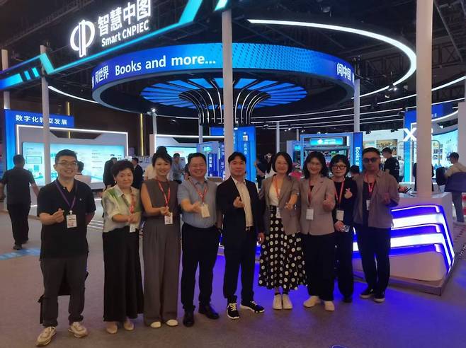 이기현 이퓨쳐 대표(사진 가운데)가 행사 관계자들과 기념촬영하고 있다./사진=이퓨쳐