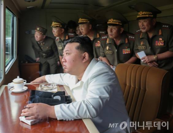 북한 노동당 기관지 노동신문이 지난해 8월28일 "김정은 동지께서 지난 27일 제2경제위원회산하 국방공업기업소들에서 생산되고 있는 240㎜ 방사포 무기 체계의 검수시험 사격을 보시었다"라고 보도했다. / 사진=뉴스1(노동신문)