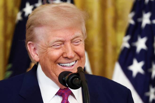 12일(현지시간) 도널드 트럼프 미국 대통령이 워싱턴 백악관에서 열린 법안 서명식에 참석해 웃음을 보이고 있다./사진=로이터=뉴스1