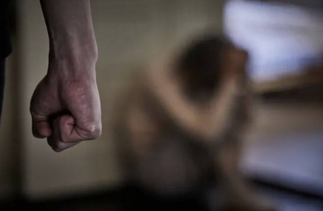 경찰이 연인과 다툰 뒤 불안에 떨던 여성을 설득한 끝에 데이트폭력 피해 사실을 밝혀내 가해 남성을 형사입건했다. 사진은 기사와 무관함. /사진=게티이미지뱅크.