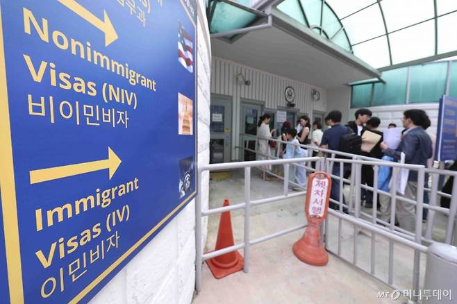 지난달 28일 서울 종로구 주한 미국대사관 앞에 시민들이 미국 비자심사를 받기 위해 줄 서 있다. / 사진=뉴시스