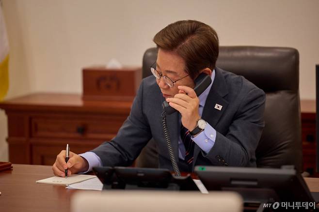 (서울=뉴스1) 박지혜 기자 = 이재명 대통령이 12일 서울 용산구 대통령실 청사 집무실에서 르엉 끄엉 베트남 국가주석과 전화 통화를 하고 있다. (대통령실 제공. 재판매 및 DB 금지) 2025.6.12/뉴스1 Copyright (C) 뉴스1. All rights reserved. 무단 전재 및 재배포, AI학습 이용 금지. /사진=(서울=뉴스1) 박지혜 기자