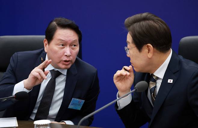 이재명 대통령이 20일 울산전시컨벤션센터에서 열린 AI글로벌 협력 기업 간담회에서 최태원 SK그룹 회장과 대화하고 있다. / 사진=뉴시스 고범준 기자 /사진=고범준