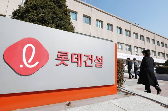 롯데건설이 올 하반기 중 본사 부지 활용 방안을 확정하고 재임차 또는 이전 등 다양한 시나리오를 검토할 방침이다. 사진은 지난 2월 서울 서초구 잠원동 롯데건설 본사 모습. /사진=뉴스1