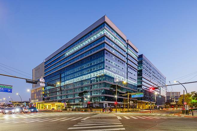 롯데건설이 자금 여력을 확보하기 위해 개발보다 매각을 선택할 가능성이 높을 것으로 예상된다. 사진은 마곡 르웨스트 시티타워 외관. /사진=KT에스테이트