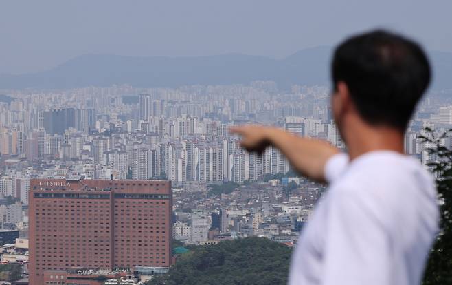 정부가 미분양과 유동성 위기에 몰린 지방 건설 시장에 단기 처방에 나섰지만 수요 기반도 함께 확충돼야 한다는 의견이 나온다. 사진은 남산에서 바라본 아파트 단지 모습. /사진=뉴스1