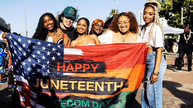 흑인 노예제 폐지를 기념하는 준틴스 데이가 지난 19일(현지시각) 미국 전역에서 개최됐다. 사진은 지난 19일 미국 로스앤젤레스 레이머트 파크에서 사람들이 준틴스 데이를 기념하며 포즈를 취하고 있는 모습. /사진=로이터