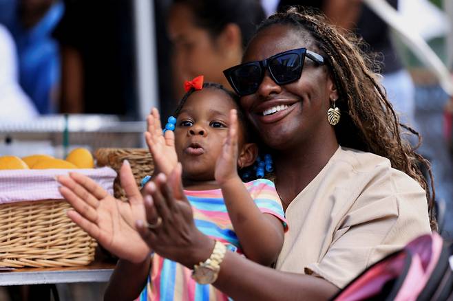 흑인 노예제 폐지를 기념하는 준틴스 데이가 지난 19일(현지시각) 미국 전역에서 개최됐다. 사진은 지난 19일 미국 워싱턴 DC에서 열린 준틴스 데이 기념 행사에서 모녀가 박수를 치는 모습. /사진=로이터