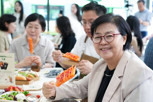 이순희 강북구청장이 ‘Food Cafe 길가온’의 음식을 시식하고 있다.강북구청 제공