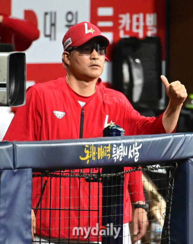 2025년 6월 18일 오후 서울 고척스카이돔에서 열린 '2025 신한 SOL뱅크 KBO 리그' SSG 랜더스와 키움 히어로즈의 경기. SSG 이숭용 감독이 1회초 1사 3루서 에레디아의 유격수 땅볼 때 홈을 밟은 최지훈을 축하하고 있다./마이데일리