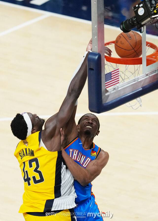 덩크를 작렬하는 시아캄(왼쪽). /게티이미지코리아