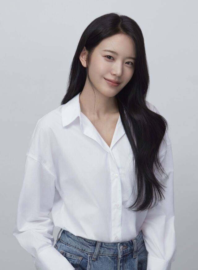 그룹 프로미스나인 출신 배우 장규리의 새 프로필 / 나무엑터스