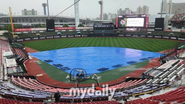 비 내리는 수원 KT위즈파크./수원=김경현 기자