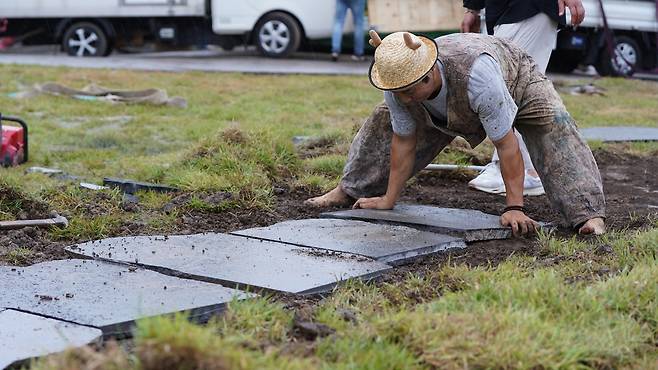 제주에 만든 체험형 테마파크 병만랜드의 구석구석을 직접 설계하고 만든 코미디언 김병만 [스카이터틀 제공]