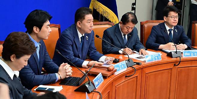 김병기(왼쪽 세번째) 더불어민주당대표 직무대행 겸 원내대표가 20일 오전 서울 여의도 국회에서 열린 최고위원회의에 참석해 모두발언하고 있다. 이상섭 기자