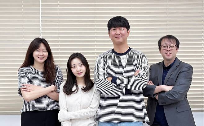 이번 연구를 수행한 POSTECH 연구진. 박선아(왼쪽부터) 화학과 교수, 김문정, 박상황 통합과정, 서종철 교수.[POSTECH 제공]