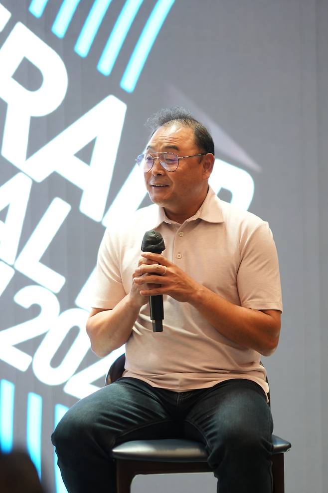 1996년 애틀랜타 올림픽 마라톤 은메달리스트인 이봉주 선수가 지난 18일 서울 중구 앰배서더 서울 풀만 호텔에서 열린 글로벌비즈포럼(GBF)에서 김영상 코리아헤럴드 사장과 특별 대담을 하고 있다. [The Korea Herald]