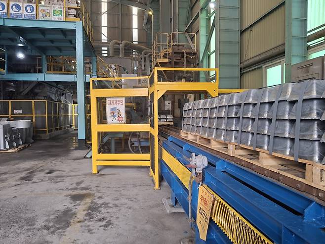 고려아연 온산제련소에서 생산된 안티모니괴가 팔레트에 진열돼 있다. [김성우 기자]