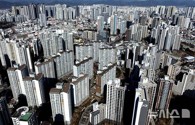 [대구=뉴시스] 이무열 기자 = 정부가 지방의 '악성 미분양' 주택 문제를 해소하기 위해 한국토지주택공사(LH)를 통해 약 3000호를 직접 매입하기로 결정한 19일 대구 중구에서 바라본 대구 도심 아파트. 2025.02.19. lmy@newsis.com