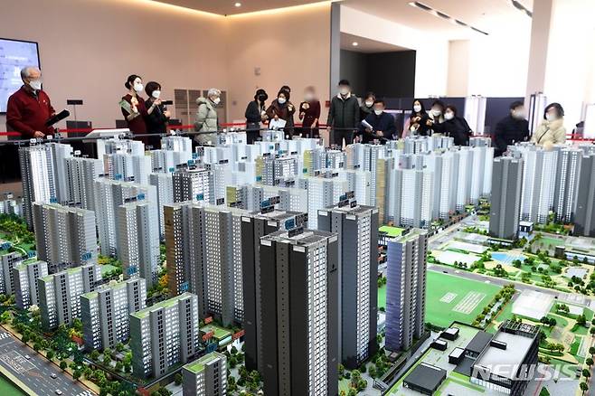 [서울=뉴시스] 조성봉 기자 = 28일 서울 한 모델하우스에 방문객들이 북적이고 있다. 2023.02.28. suncho21@newsis.com