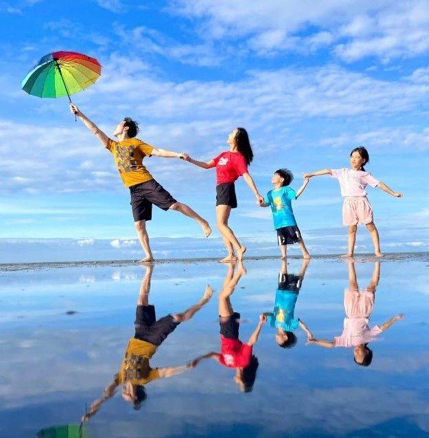 [서울=뉴시스] 김정근, 이지애 부부와 자녀의 모습. (사진=이지애) 2025.06.19. photo@newsis.com *재판매 및 DB 금지